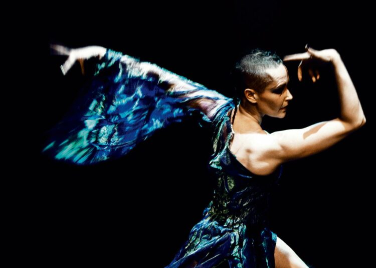 Tanssitaiteilija Virpi Pahkinen tanssii ja Tampere filharmonia soittaa.