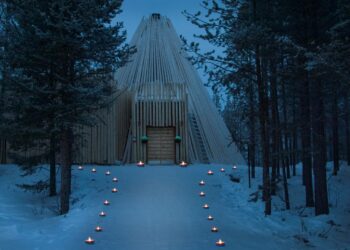 Skábmagovat-elokuvafestivaalin toinen päänäyttämö on Lassinlaavu, jossa elokuvia katsotaan porontaljoilla maaten.