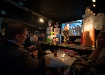 Eduskuntavaalitulos tiesi vasemmiston toimintojen sopeuttamista pienempiin tuloihin. Kuva Helsingin vasemmiston vaalivalvojaisista.