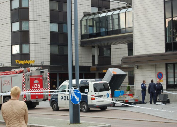 Hannikaisenkadun sosiaaliasema eristettiin pommiuhkan vuoksi.