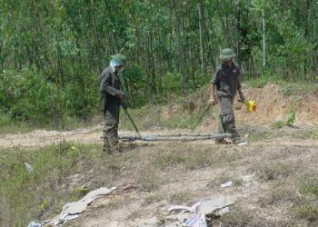 Miinojen raivausta Le Thanh Tongissa.