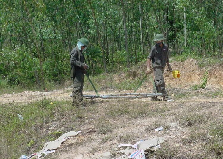 Miinojen raivausta Le Thanh Tongissa.