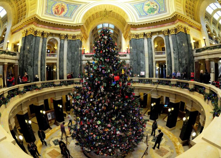 Wisconsinin osavaltion kongressirakennus oli viime keväänä viikkojen ajan mielenosoittajien piirittämänä. Kuva kongressin aulasta joulun aikaan.