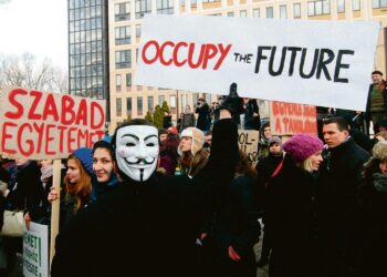 Kansainvälinen Occupy-liike on levinnyt Wall Streetilta aina unkarilaisiin insinööriopiskelijoihin (kuva). Suomen tämänvuotinen sosiaalifoorumi kantaa nimeä Occupy Demokratia!
