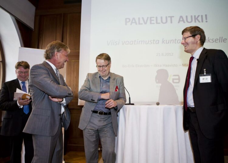 Palvelut auki! -raportin laatineen kolmen miehen ryhmän muodostavat liikkeenjohdon neuvonantaja Bo-Erik Ekström (2. vas.), asianajaja Mika Pohjonen (vas.) ja EVAn tutkimusjohtaja Ilkka Haavisto (oik.). Mukana EVA:n johtaja Matti Apunen (2.oik.)