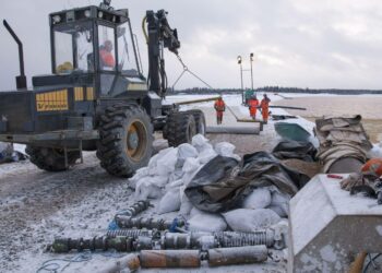 Betoniittimattoja ja hiekkasäkkejä kipsisakka-altaan reunavallilla Talvivaarassa viime torstaina. Samalla kun uusi turvapato valmistuu, on alkanut poliittinen keskustelu siitä, mikä on kolmen vuoden takaisen aluehallintouudistuksen vaikutus onnettomuuden syntyyn.