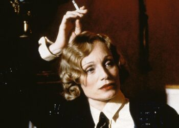 Robert Altmanin Gosford Park on  tutkielma luokkayhteiskunnasta tapahtumapaikkana 1930-luvun maalaiskartano. Kuvassa Kristin Scott Thomas.