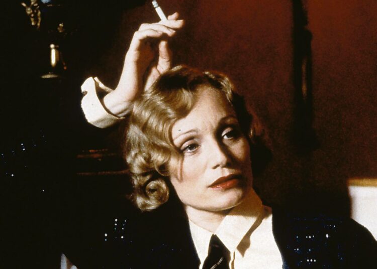 Robert Altmanin Gosford Park on  tutkielma luokkayhteiskunnasta tapahtumapaikkana 1930-luvun maalaiskartano. Kuvassa Kristin Scott Thomas.