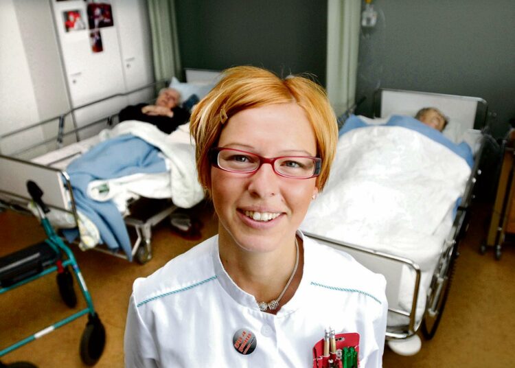 Aino-Kaisa Pekonen sulautui hoitajien joukkoon. Vain yksi potilas tunnisti, että se on kansanedustaja, joka on pyllyjä pyyhkimässä. Kuva kesäkuulta 2007, jolloin Pekonen työskenteli Riihimäen terveyskeskuksessa.