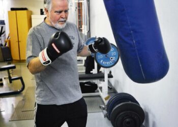 Martti Korhosta arvosteltiin liian matalan profiilin puoluejohtajaksi eikä hän sitä kiistä. Mutta hän tykkää käydä juomassa oluttuopposen Korhosen Marttina eikä jonain muuna. Se on häntä itseään palveleva valinta.