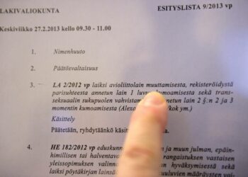 Lakivaliokunta ei ota käsiteltäväkseen lakialoitetta sukupuolineutraalista avioliitosta.