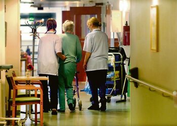 Vanhuspalvelulakiin pitäisi kirjata tarkasti, mitä henkilöstöryhmiä suhdelukuun voidaan laskea, kirjoittaja toivoo.