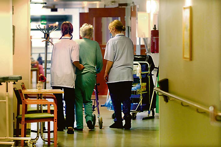 Vanhuspalvelulakiin pitäisi kirjata tarkasti, mitä henkilöstöryhmiä suhdelukuun voidaan laskea, kirjoittaja toivoo.