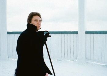 Koomasta heräävä Johnny Smith (Christopher Walken, kuvassa) saa telepaattisia kykyjä ja käyttää niitä muun muassa rikostutkimuksissa.