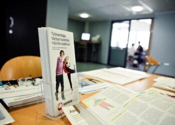 Ministeriön työttömyysluvussa ovat kaikki työttömäksi todetut henkilöt, Tilastokeskuksen luku painottaa lisäksi aktiivisuutta työnhaussa.
