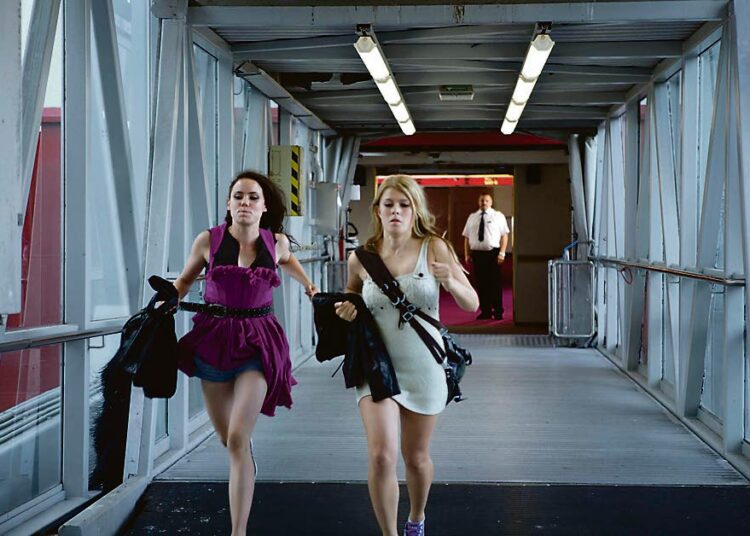 Marja Pyykön vahva esikoiselokuva on tarina kiltin 15-vuotiaan Emilian  muut-tumisesta ja kapinasta. Kuvassa Siiri (Sara Melleri) ja Emilia (Ada Kukkonen).