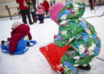 Kansanedustaja Annika Lapintien mukaan viimeistään nyt on korkea aika tasata vanhemmuuden kustannukset.