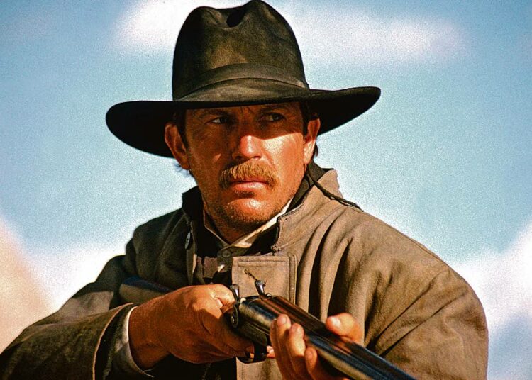Wyatt Earp on muhkea länneneepos kuuluisan lainvalvojan elämästä ja  legendaarisesta OK Corralin taistelusta. Kuvassa Wyatt Earp (Kevin Costner).