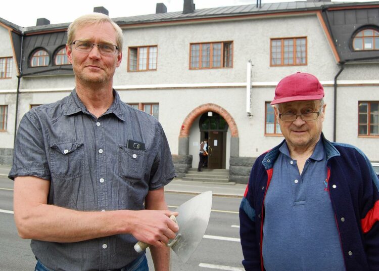 Hagmanin suvun miehet ovat olleet muuraamassa myös Ari Harlamowin (vas.) ja Pertti Hagmanin takana näkyvää, vuonna 1910 rakennettua Halosen taloa. Rakennuksen peruskorjauksen rappaustyössä on ammattimiesten mielestä vähän sanomista.