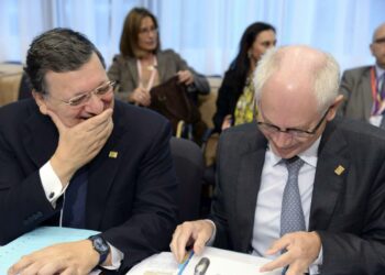 Eurooppa-neuvoston puheenjohtaja Herman Van Rompuy (oik.) ja Euroopan komission puheenjohtaja José Manuel Barroso.