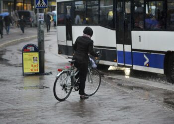 Yli neljännes aikuisista helsinkiläisistä pyöräilee lähes päivittäin ja yli puolet vähintään kerran viikossa lumettomana aikana.