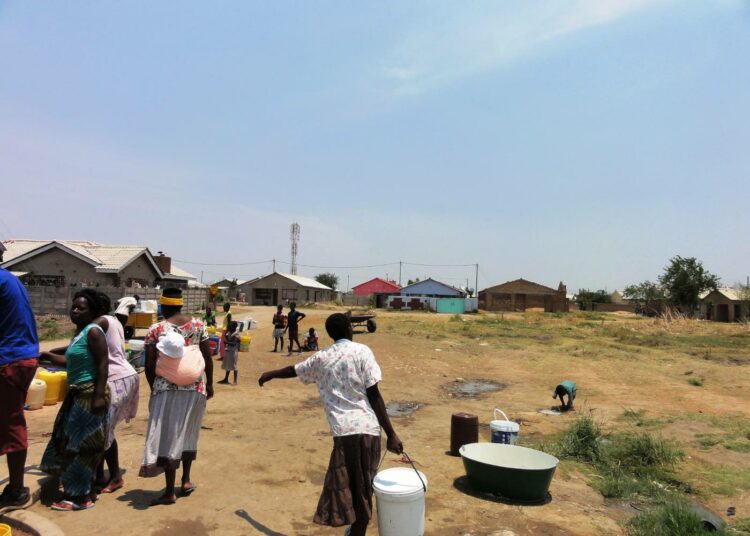 Naisia vedenhakumatkalla Nortonissa Zimbabwessa.