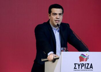 Pääministeri Alexis Tsipras puhui Syrizan päämajassa lauantaina.