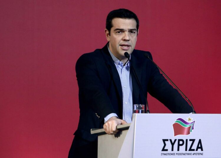 Pääministeri Alexis Tsipras puhui Syrizan päämajassa lauantaina.