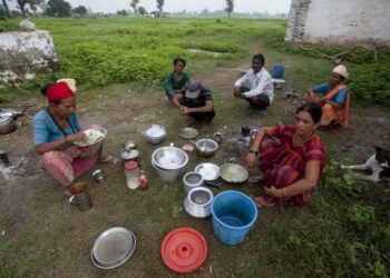 Bardiya kuuluu viime vuoden tulvien kovimmin koettelemiin alueisiin Nepalin keskilännessä. Tulvan uhreja ruokailemassa elokuussa 2014.