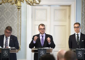 Hallitusneuvottelujen vetäjä, keskustan puheenjohtaja Juha Sipilä, perussuomalaisten puheenjohtaja Timo Soini (vas.)  ja kokoomuksen puheenjohtaja Alexander Stubb kertoivat hallitusohjelman linjauksista.