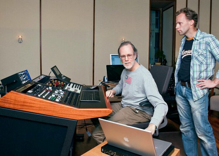 Svante Forsbäck seuraa äänitysalan legendan Bob Katzin työskentelyä.