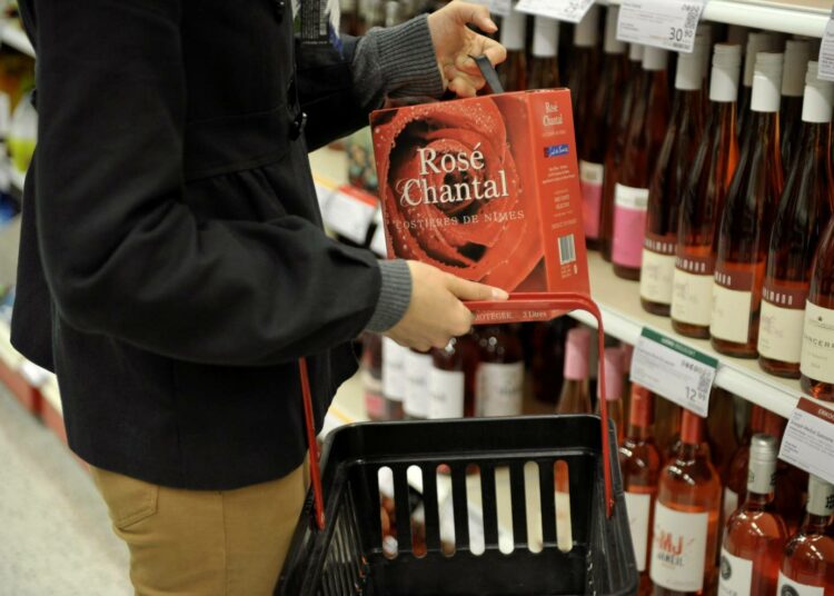 Panimoliiton mukaan vahvojen oluiden ja viinien myynti pitäisi sallia supermarketeissa.