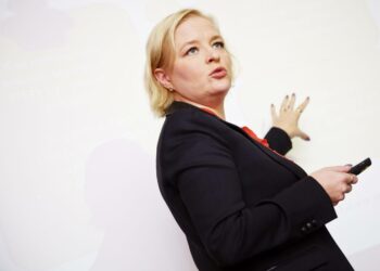 Finanssialan Keskusliiton FK:n toimitusjohtaja Piia-Noora Kauppi lobbaa hallintarekisterin puolesta.