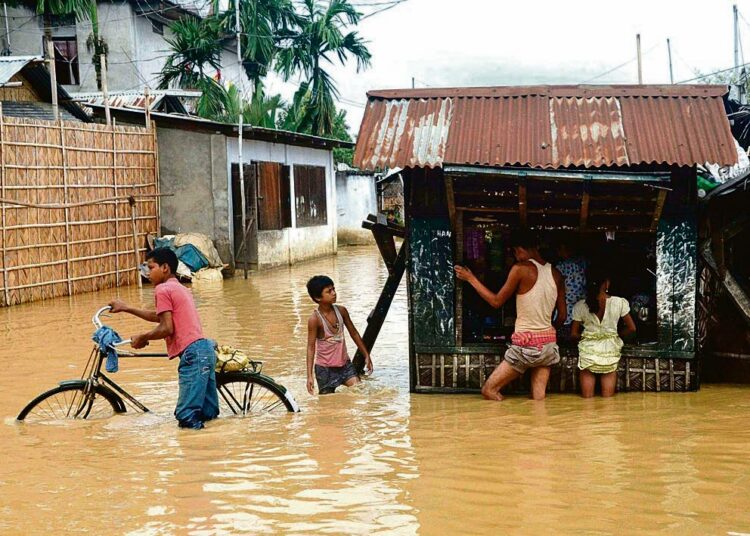 Ilmastonmuutos aiheuttaa edetessään tulvia, kuivuutta ja muita sään vaihteluita. Tulva koetteli Dimapuria Intiassa lokakuun alussa.