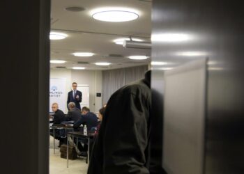 Kokoomuksen eduskuntaryhmä otti sote-sovun tyytyväisenä vastaan. Vasemmistoliiton Anna Kontulan mukaan yksityisten terveyspalveluiden epäkohdat ovat arkea etenkin kokoomuksen hallitsemilla alueilla.