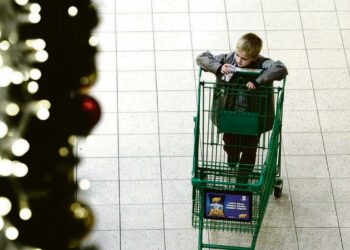 Kirjoittaja arvioi joulun sanomaa kriittisesti. Kuva on Jumbon kauppakeskuksesta Vantaalta.