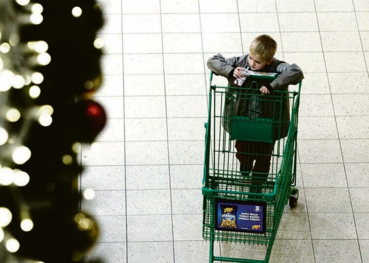 Kirjoittaja arvioi joulun sanomaa kriittisesti. Kuva on Jumbon kauppakeskuksesta Vantaalta.