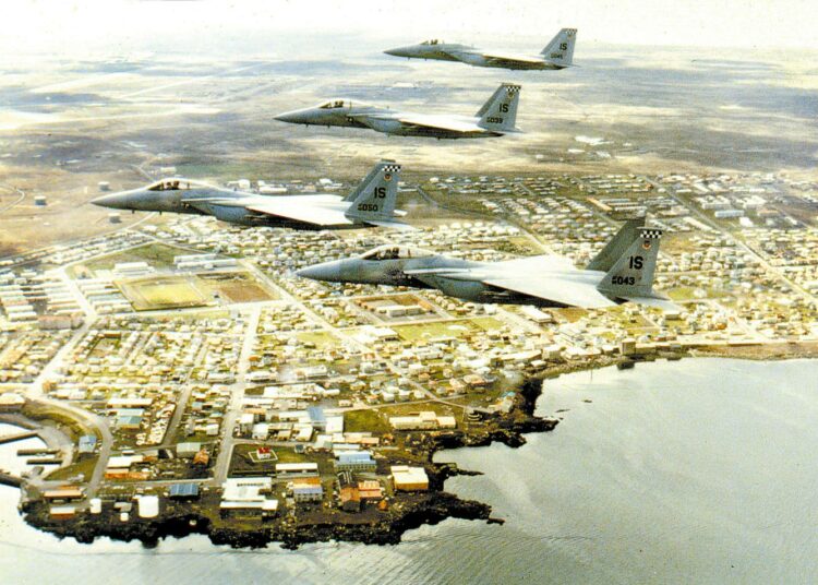 USA:n F-15 Eagle -hävittäjiä Islannin ilmatilassa vuonna 2006. Samanlaisia on tulossa toukokuussa Suomeen.