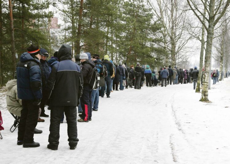 Leipäjono Helsingin Myllypurossa on pitkä.