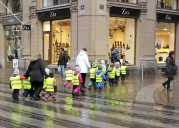Hallitusohjelman mukaan päivähoitomaksuja korotetaan, mutta nyt on kovia paineita alentaa niitä.