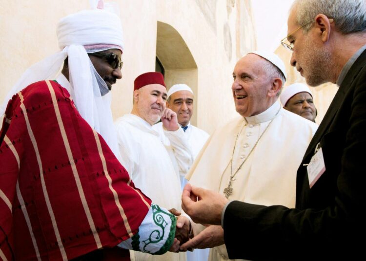Paavi Franciscus (2. oik.) tapasi eri uskontokuntien edustajia tiistaina Assisissa.