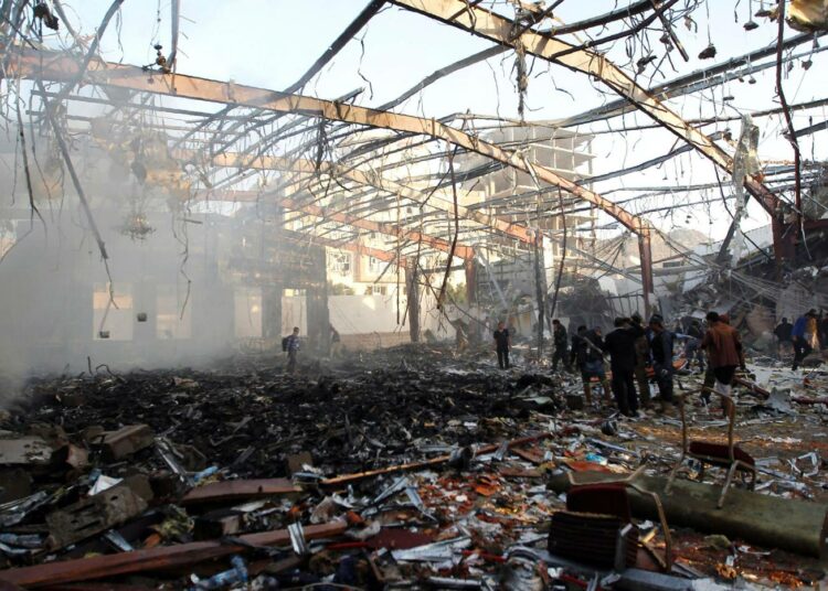 Suomen hallituksen mukaan Saudi-Arabia ja sen liittolaiset pommittavat Jemenin pääkaupunkia turvallisuustilanteen vakauttamiseksi. Kuva vakauttamisen tuloksia pääkaupungissa Sanaassa.