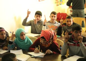 Syyrialaiset oppilaat viittaavat. Arc en Ciel -kansalaisjärjestön pitämässä tukiopetuksessa Wadi Khaledissa noin puolet lapsista on libanonilaisia, puolet syyrialaisia.