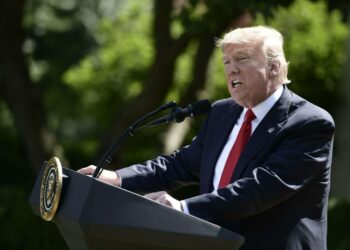 Presidentti Donald Trump ilmoittamassa Pariisin sopimuksesta eroamisesta torstaina Valkoisen talon puutarhassa.