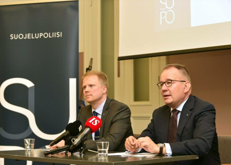 Suojelupoliisin päällikkö Antti Pelttari (oik.) ja erikoistutkija Pekka Hiltunen kertoivat terrorismin uhka-arviosta.