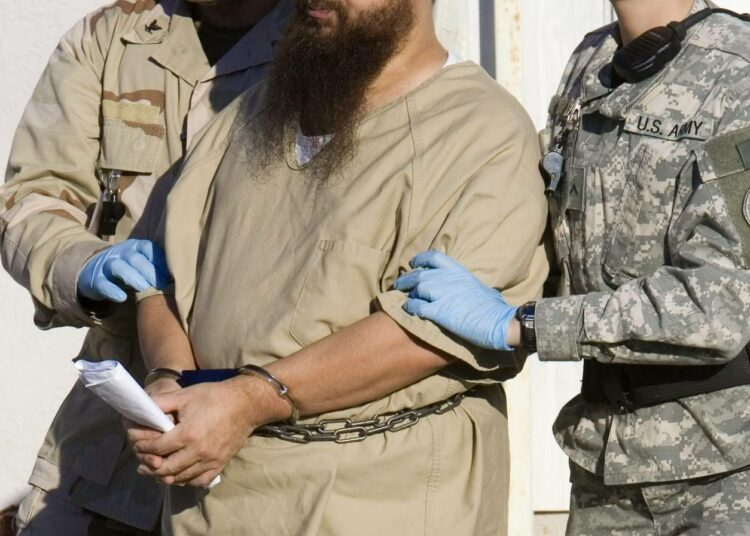 Vankia viedään kuulusteluihin Guantanamossa vuodelta 2006 peräisin olevassa kuvassa.
