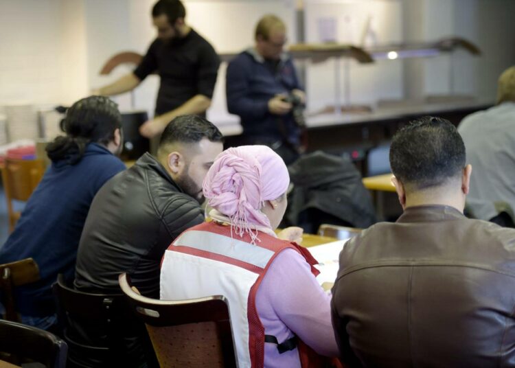 Turvapaikanhakijoita KSF Median turvapaikanhakijoiden työllistymisprojektia esittelevässä tiedotustilaisuudessaVantaalla helmikuussa 2016.