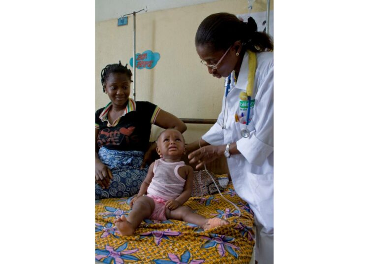 Tohtori Tenedia Soro-Coulibaly hoitaa Angama Ouattaran Minata-tytärtä Norsunluurannikon Abidjanissa.