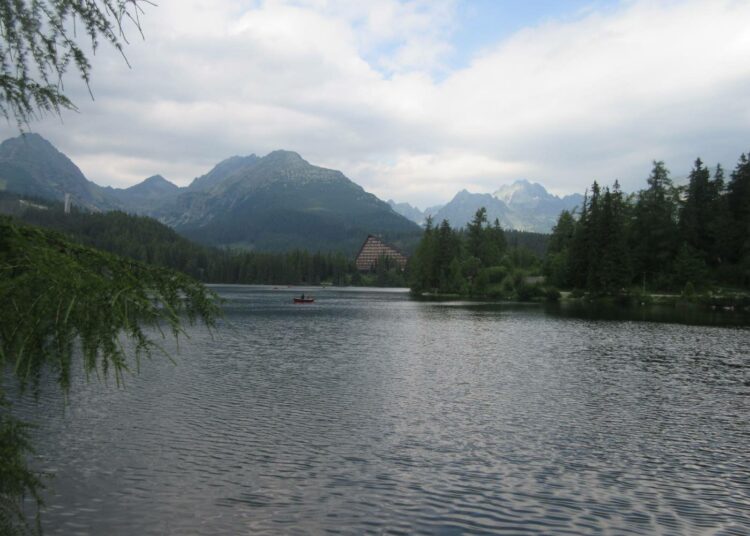 Slovakian suunnitelma kuivuuden torjunnasta kattaa niin maa- ja metsätalouden kuin kaupungitkin. Kuva Ylä-Tatran vuoristosta Štrbské Pleso -järveltä.