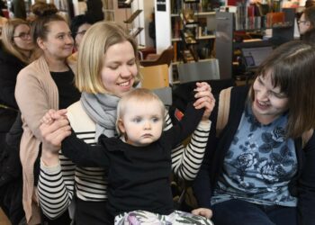 Lapsen oikeuksien ja lapsen edun huomioon ottaminen on tärkeä jokaisen lapsen kohdalla. Uusi äitiyslaki takaa lapsen edun huomioimisen naisparien perheissä. Eveliina Kyrki (vas.) sylissään Seela ja vieressä Helena Kyrki iloitsevat Sateenkaariperheet ry:n mediatilaisuudessa eduskunnan päätöksestä.
